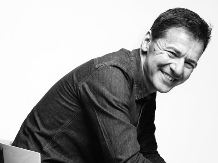 Skuespilleren Thomas Mørk spiller hovedrollen i Teaterstykket.